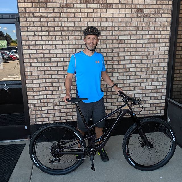 Congrats to Ryan on his new @santacruzbicycles Tallboy! It is the newly remolded Tallboy and it ready for all your shredding trail needs!
.
.
.
#santacruzbicycles #santacruzbikes #tallboy #mtb #shred #gnar #lit #🔥