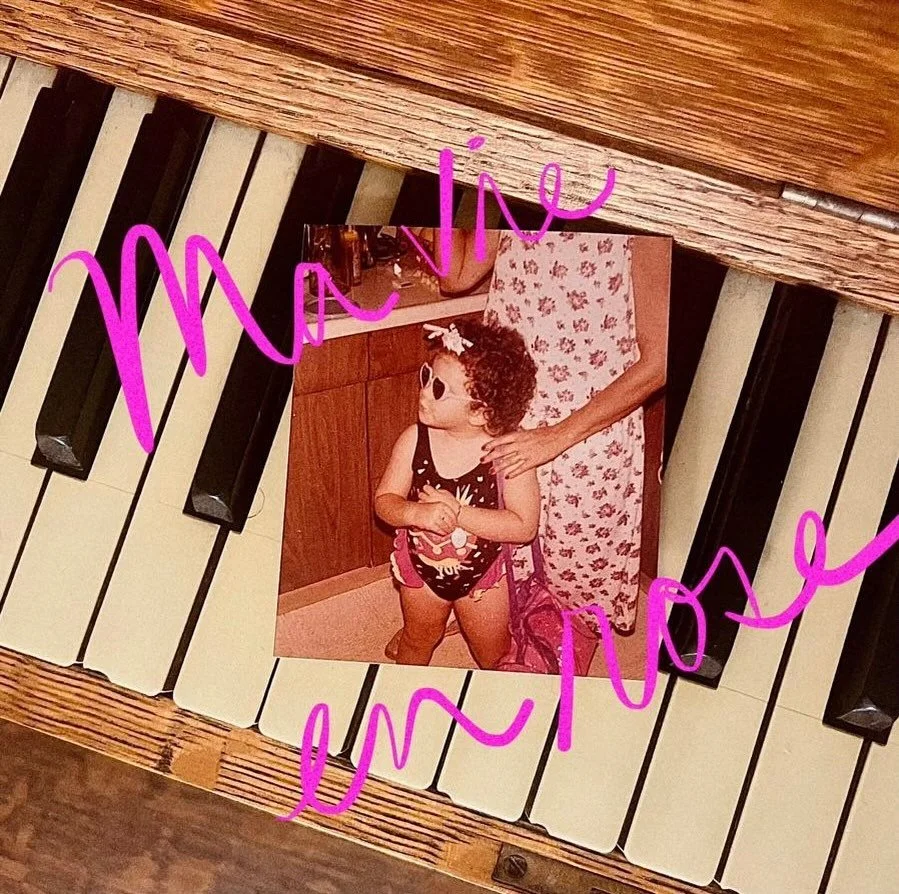 Hoy sale &ldquo;Ma Vie en Rose&rdquo; de @ohmykatierose 

Gracias a todo el equipo que la hizo posible 🙏✨
Seguimos trabajando en un disco hermoso que pronto ver&aacute; la luz.

Escrita por @ohmykatierose 
Producida por @ohmykatierose y @sebastianme