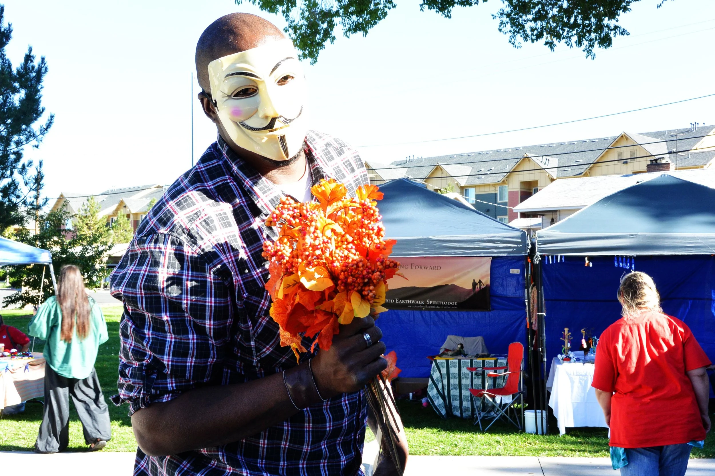 The Knights, like the Pirates, perform volunteer work. Knights volunteer their time to help others do just about anything. Knights will shovel snow, move furniture or sit and talk. When the Reno-Sparks Pagan Pride Day 2016 came to a close, Knights helped clean up. Gathering flowers used in the Mabon pagan ritual ceremony of thanks for a bountiful harvest, this Knight struck a pose.