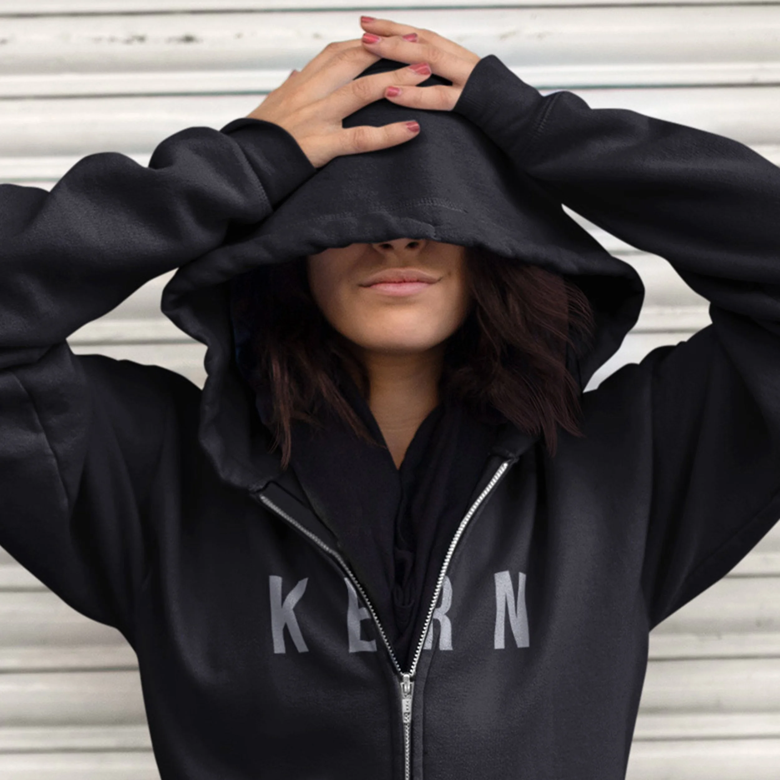 DSN_KERN_Hoodie_Black_Woman_Crop.jpg