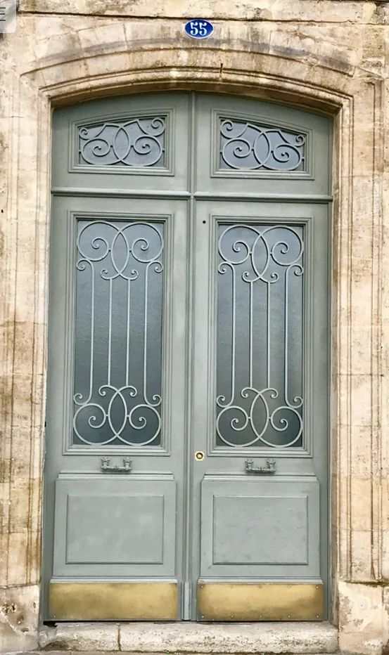 One of hundreds of beautiful doorways in Bordeaux.
