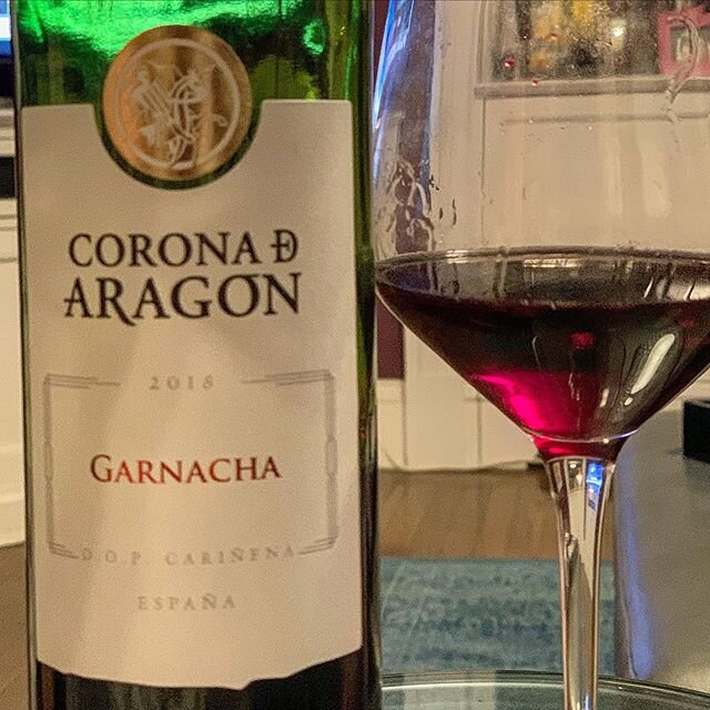 Garnacha, aka Grenache, is indigenous to Spain and produces beautiful wines in the #cari&ntilde;enaDOP of the #aragonprovince, northeast Spain. Swipe ➡️for two amazing vineyard shots (photos courtesy of Cari&ntilde;ena wines)
.
This fresh and lively 