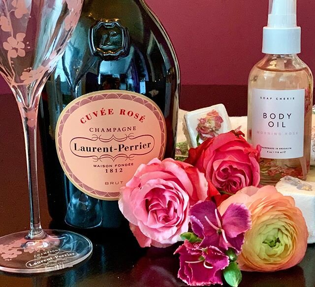 Looking ahead to a relaxing #mothersday with bubbles x 2: a warm #bubblebath and a glass full of beautiful #bubbly! .
.
The wine: @champagnelaurentperrier #cuvéerosé. This famous #champagnehouse was founded over 200 years ago by a woman looking out