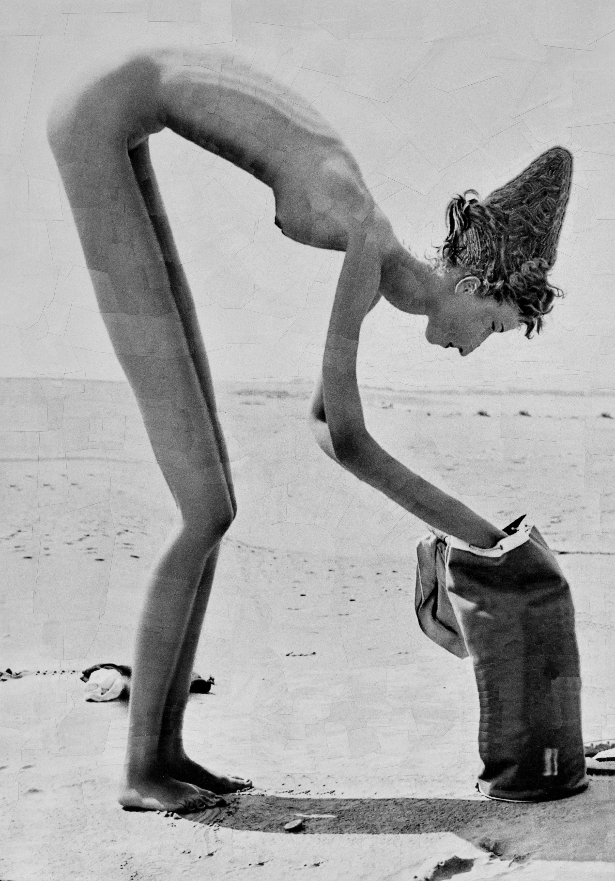 Chica Desnuda en la Playa by Lola Dupre