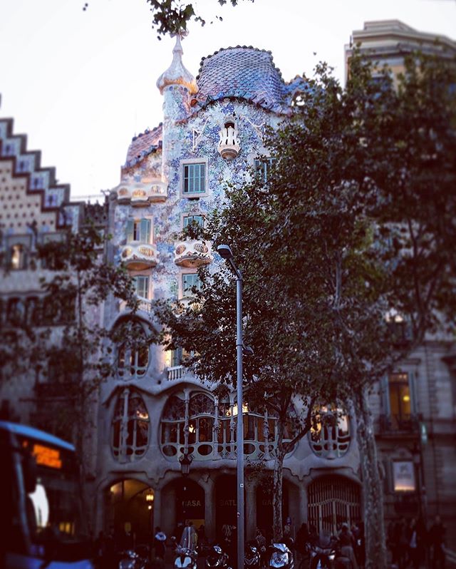 The incredible architecture of Gaudi..
Spain and Barcelona is such an amazing place, loving every minute of our stay so far. Definitely a place to visit if given the chance.. #travel #vacation #photography #pics #photos #vacay #Spain #barcelona #maje