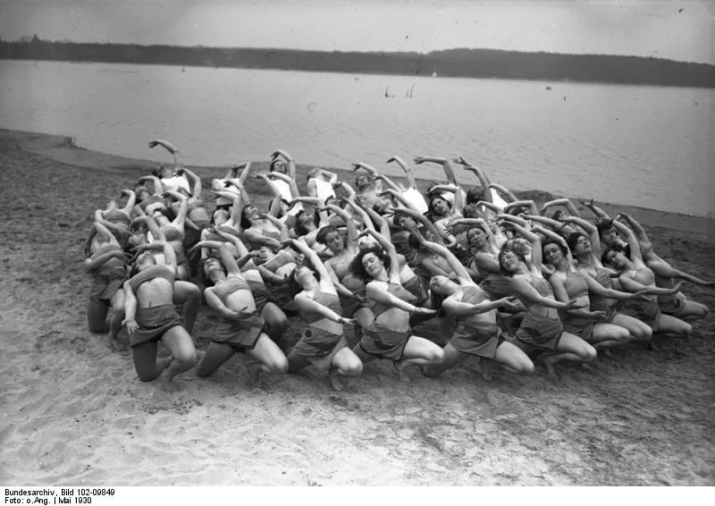 Bundesarchiv_Bild_102-09849,_Tanzschule_Laban_im_Strandbad_Wannsee.jpg