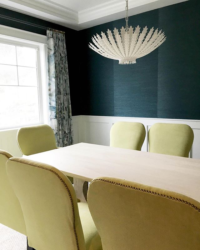 Who&rsquo;s dining room is getting ready to be the star this week? .
.
.
.
#seattleinteriordesign #seattleinteriordesigner #interiordesign #diningroom #thanksgivingready