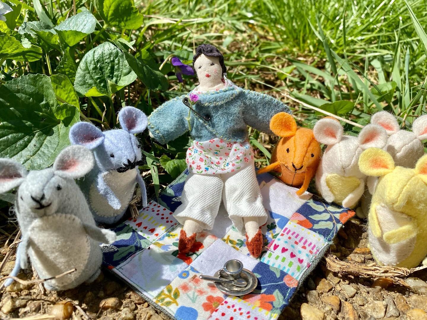 Little Miss has had an Easter Afternoon Outing with her Mouse Friends! It was too pretty to stay inside, snoozing in the sewing basket ☀️🐭🧺 Happy Easter!
👉🏻All patterns by @annwood of #annwoodhandmade 👈🏻🧵🪡 #MissThistle #MissThistleSociety #Ve