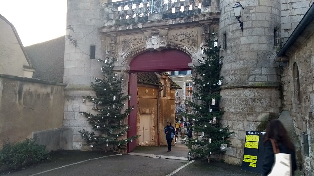 Saint-Bris: le portail Renaissance près de l'église, fête de Noël 2019
