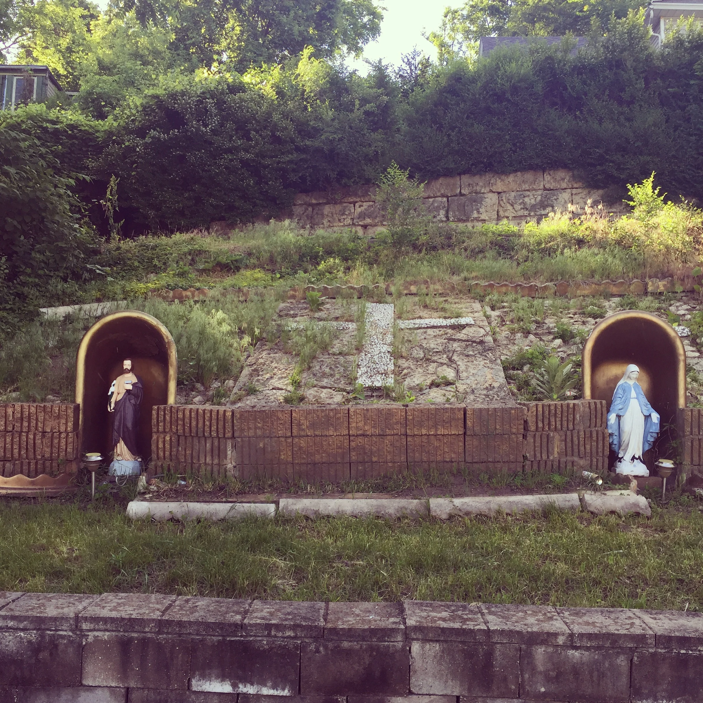 Bathtub grottoes on High Bluff st