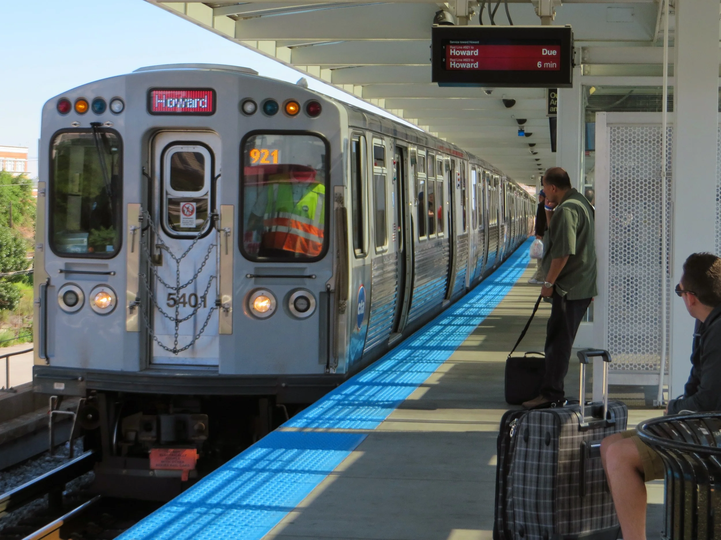  Inbound CTA 5000 Series train heading inbound towards the Loop 