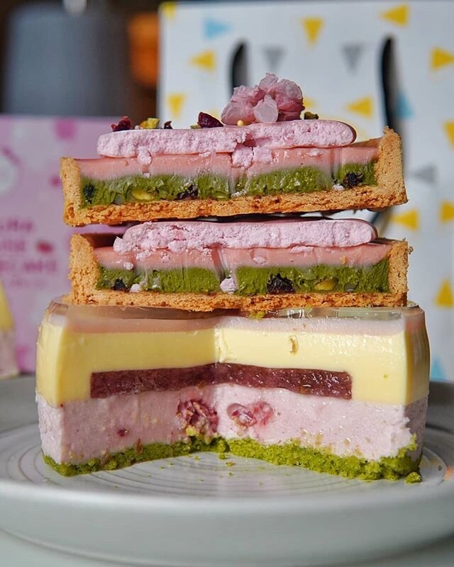 Such beautiful layers once you cut through the middle of the 2020 Sakura Spring Collection from @cheesegarden_ca! 
_
Each set includes 1 Sakura Fraise Cheesecake, 1 Sakura Chocolate Cheese Tart, and 1 Birthday Gift Card (redeem a free cake on your bi