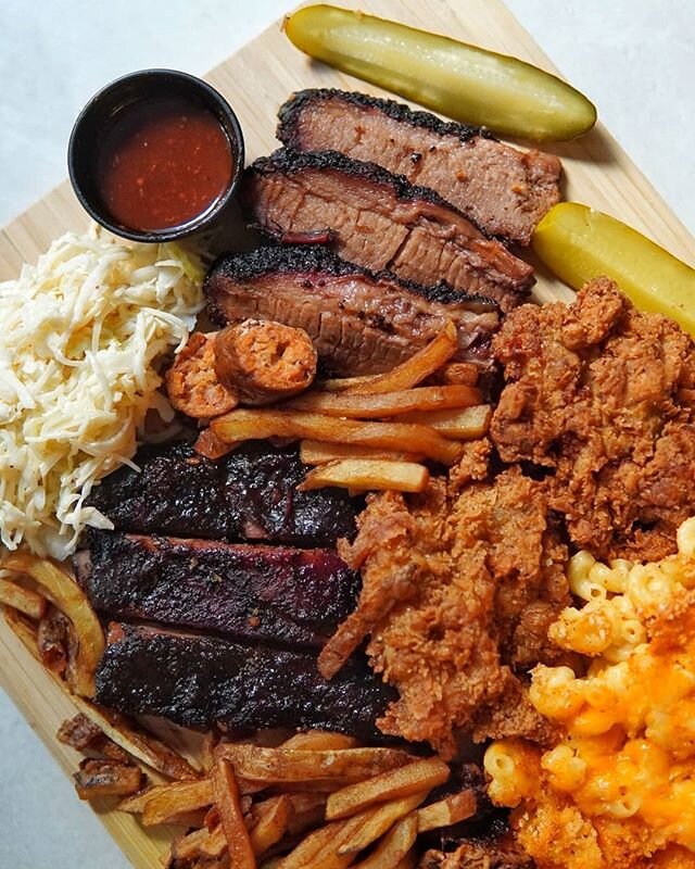 Take-out on a whole new level @thecarbonbar. This is the perfect tasting platter for all you BBQ lovers out there to be enjoyed right at home. 
_
Dive right into their USDA prime beef brisket, St. Louis cut pork ribs, fried chicken, pulled pork, and 