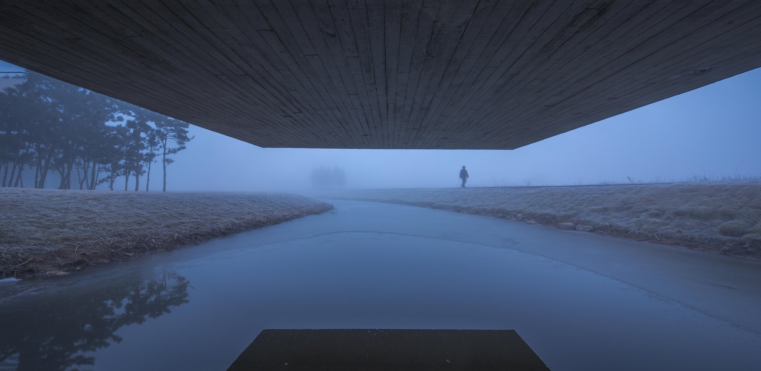 27. 建筑底层看向水面 ©赵奕龙 View to the lake on bottom viewing platform ©Zhao Yilong.jpg