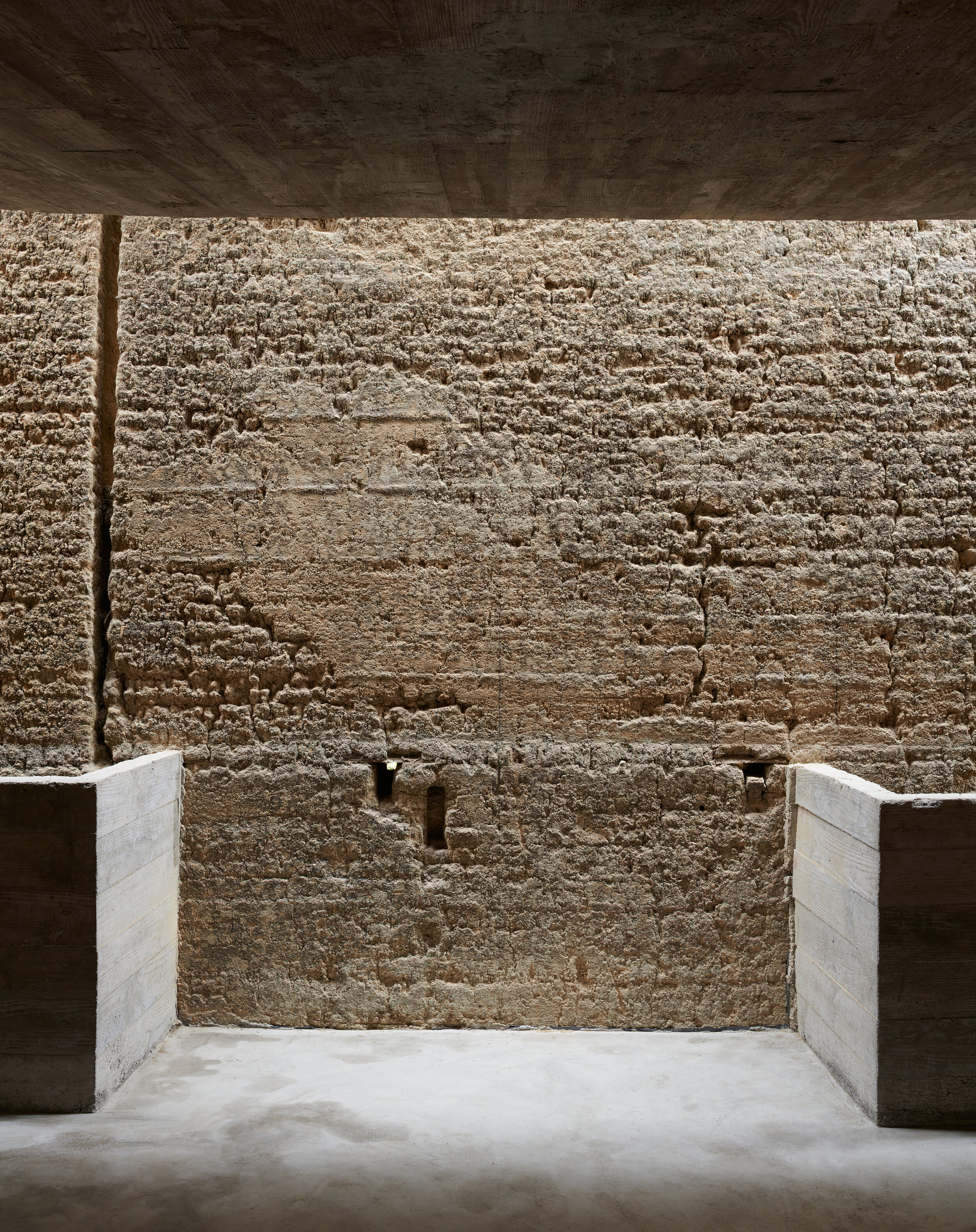 22 光影下的夯土墙 ©陈颢 Rammed earth wall under the light and shadow ©CHEN Hao.jpg