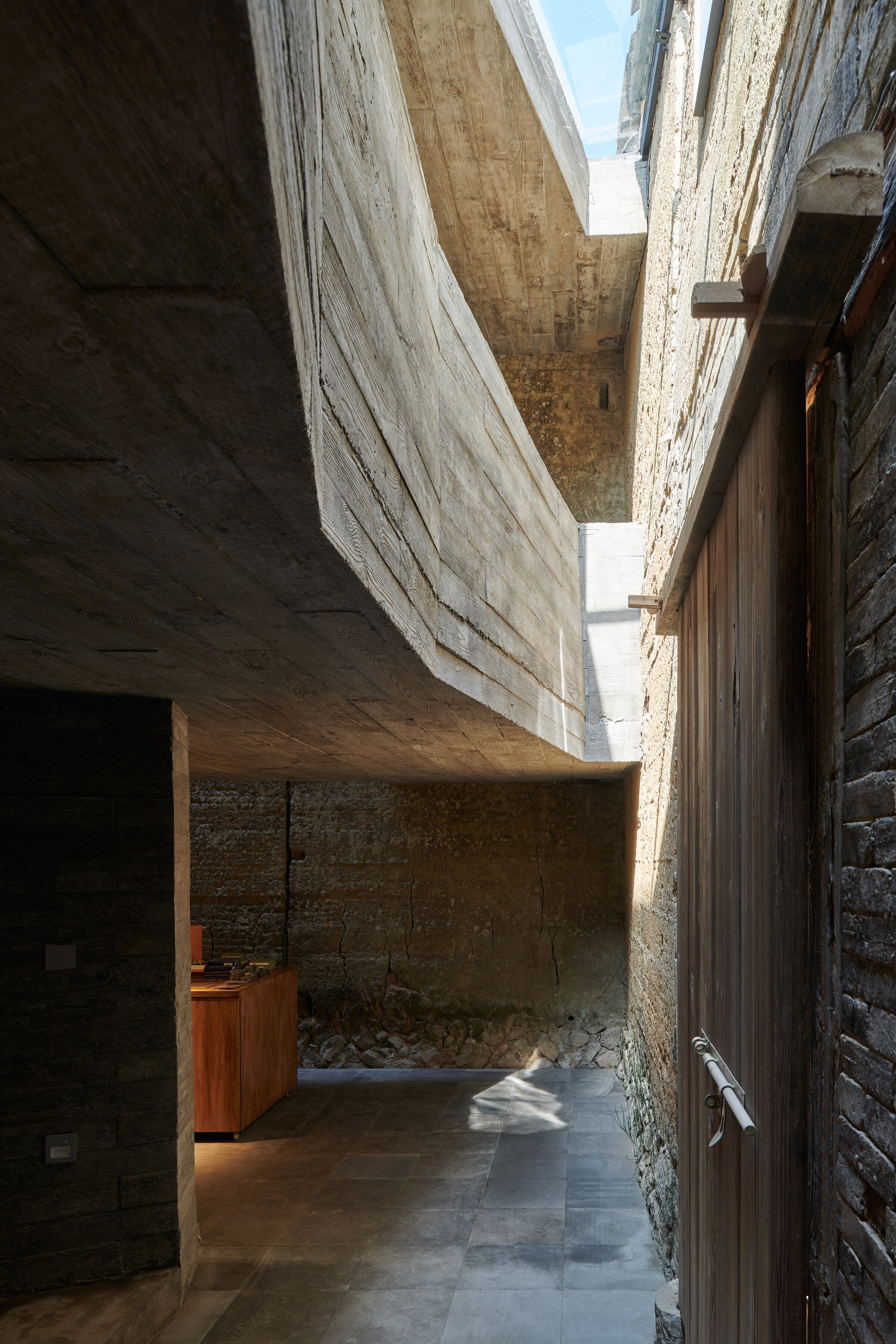 25 楼板与夯土墙之间的缝隙 ©陈颢  Gap between the concrete slab and the rammed earth wall ©CHEN Hao.jpg