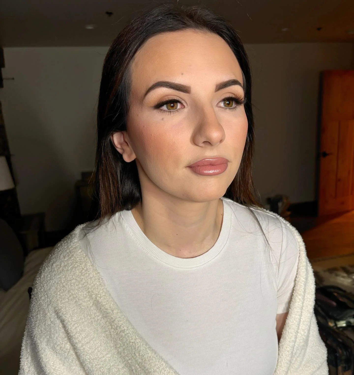 A little dark lighting didn't stop us from this bright, matte contoured look 🤍