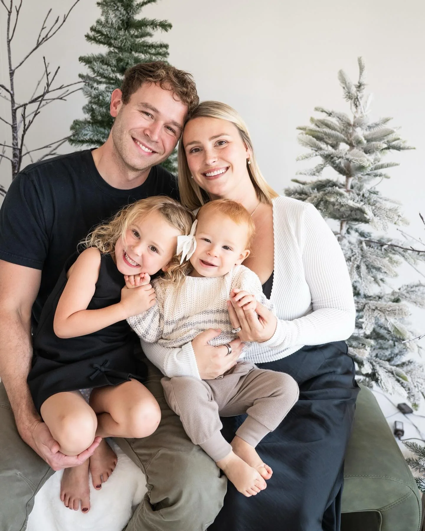 My first session at our new studio @thenest_by_northcitystudio was so perfect! 
The Holiday set was turnkey and easy! Our living room is so cozy with such warm and inviting colors. We had the best time with these two little cuties all in under 30 min