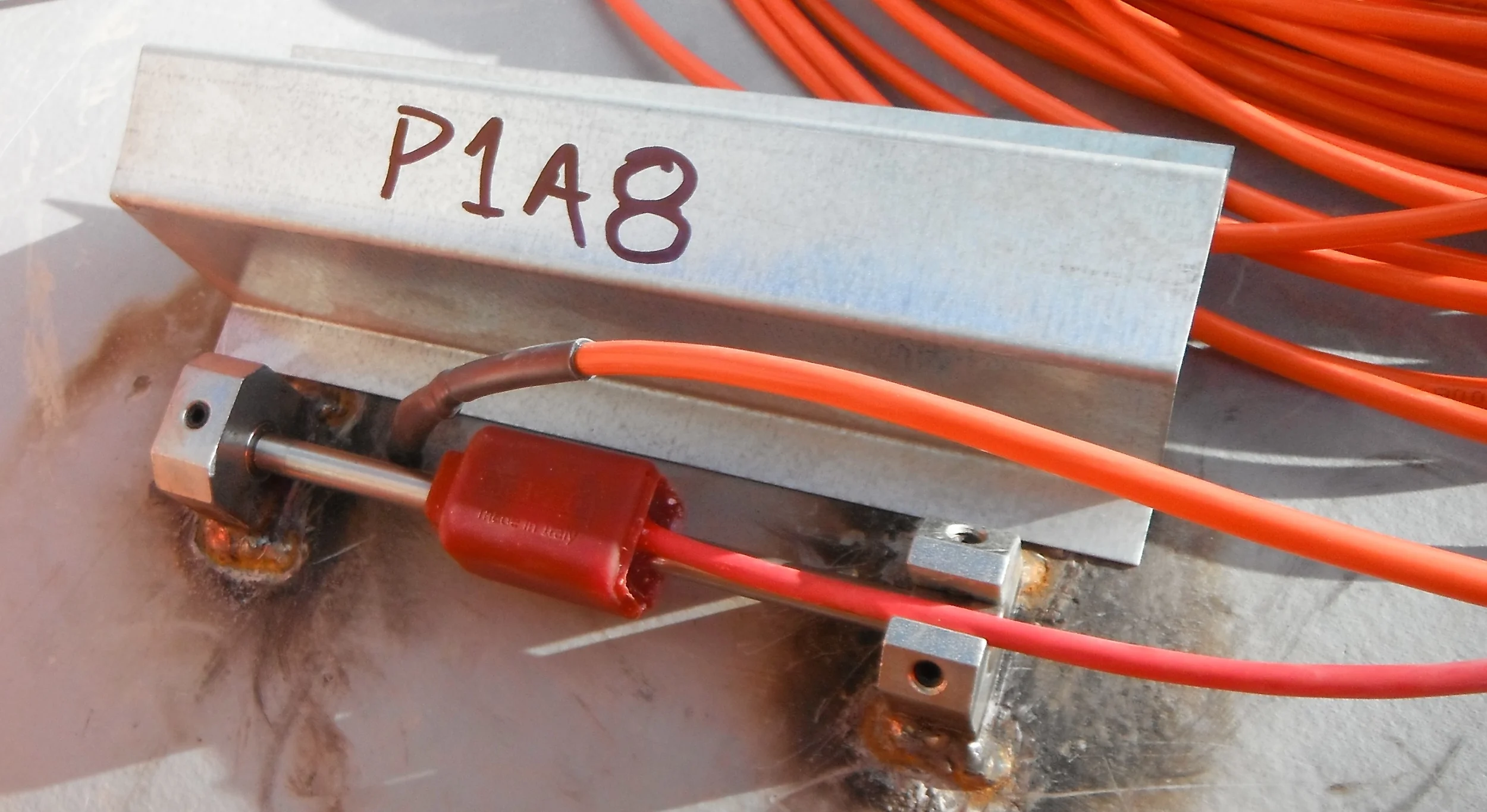 Surface mounted strain gauge with independent temperature measurement for monitoring loads in props.