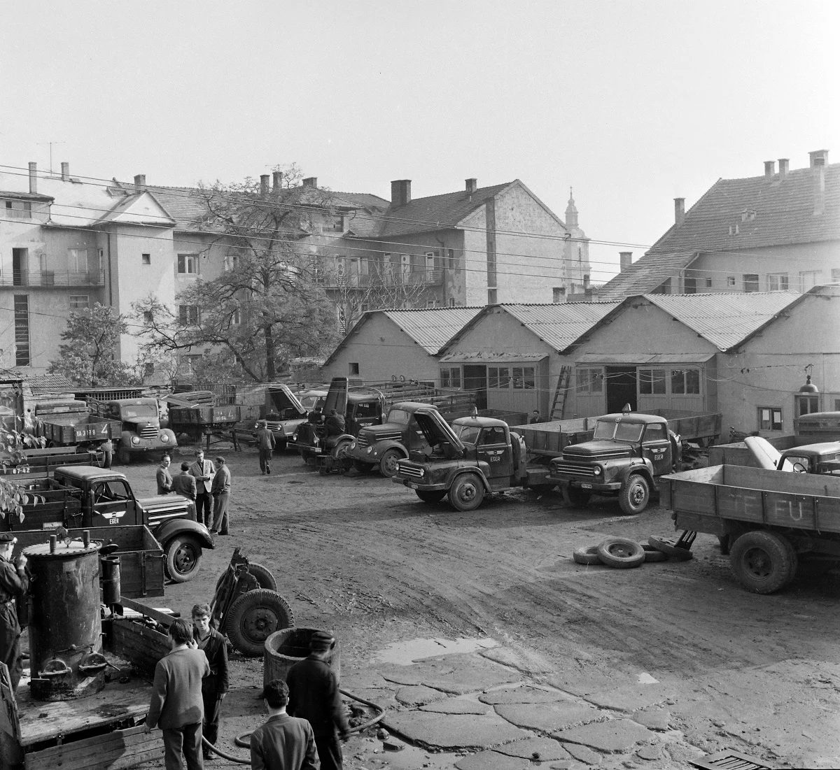 Fotó: Fő tér 10., a Grassalkovich-palota udvara, TEFU telep. Szemben, a Bugát Pál téren álló ház takarásában, a ferences templom, Gyöngyös, Magyarország, 1964 © Fortepan / UVATERV