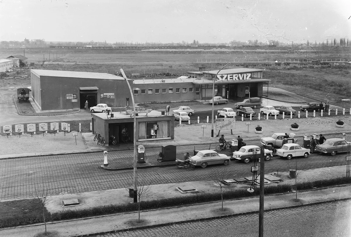 Fotó: Balatoni út, ÁFOR kút és az autószerviz, Székesfehérvár, Magyarország, 1964 © Fortepan / UVATERV