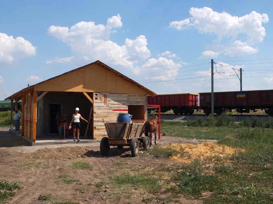 In rural Romania, helping people get a roof over their heads changes many things about life, health, education and overall well-being. Photo: S. Veldhuisen, qenep architecture and product design 