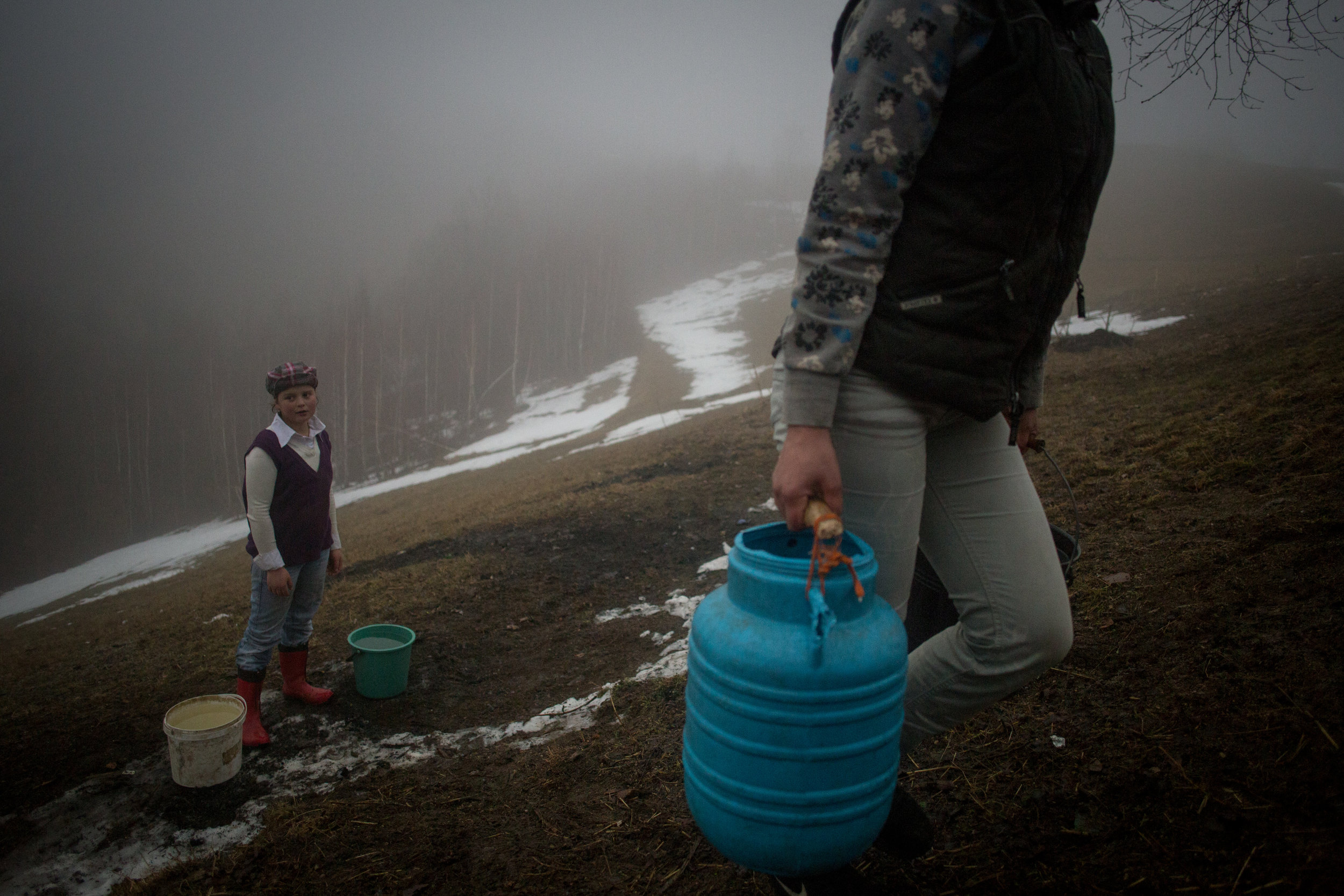 HOLBAV • No electricity means no running water for the Stoichecius. A single mom, Ileana (33) gets help from her daughters Cristina (13), Claudia (9) and Mariana (7). 