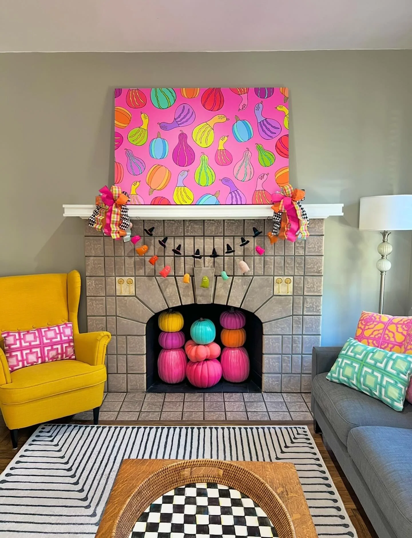 Welcome to my fall living room where color takes center stage! 💖✨🎨🍂🍁 I designed the canvas and the pillows, bringing my favorite vibrant palette to life right here at home. Who says autumn has to be all neutrals? Around here, it&rsquo;s pink pump