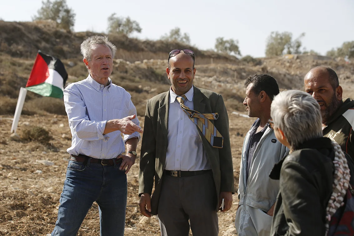 Erik Ader en Abed el Rahman uit Far’ata (midden) zien elkaar na lange tijd opnieuw. El Rahman liet Ader in 2010 een grote verbrande olijfgaard zien in het dorp .
