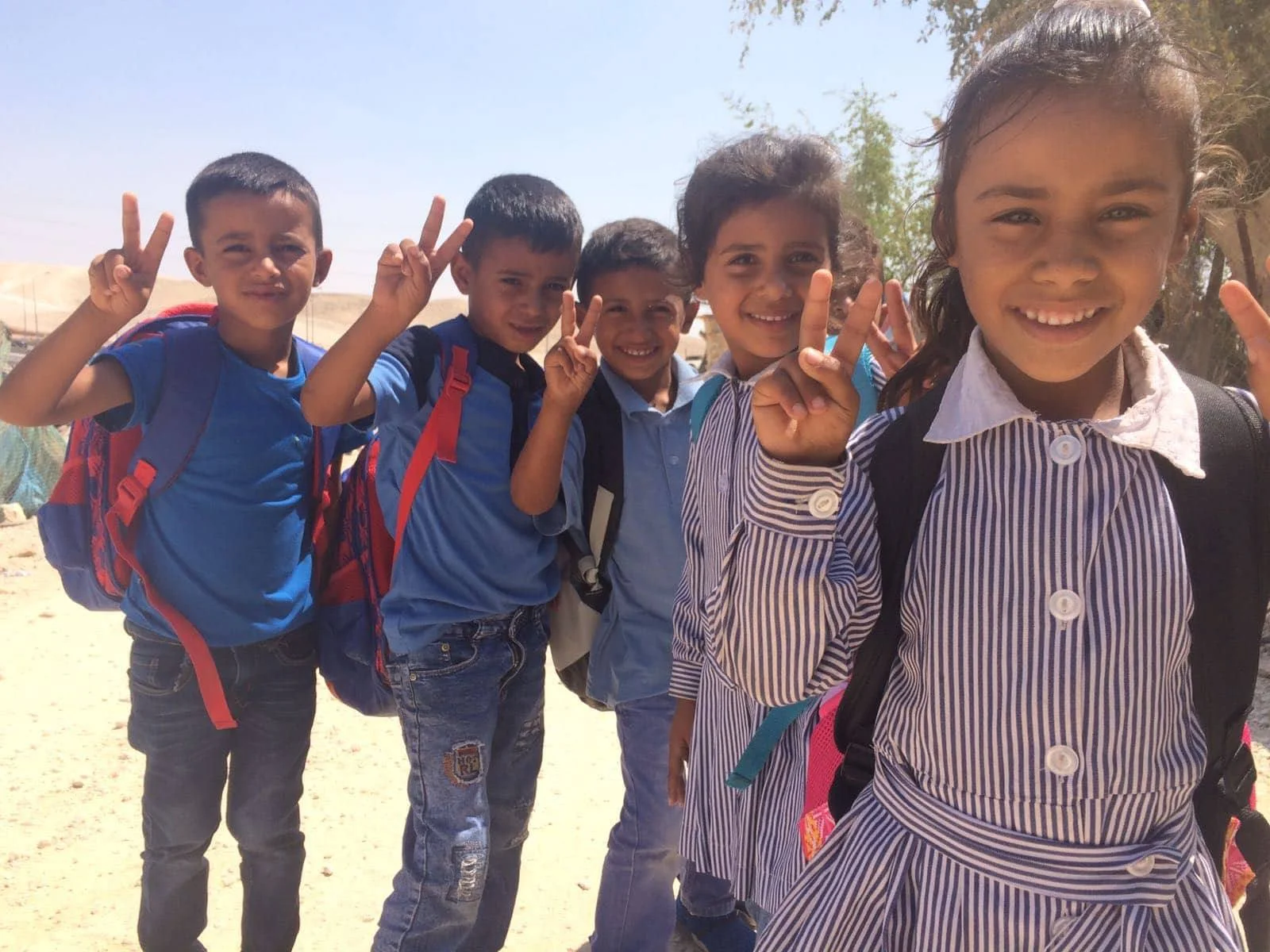 Kinderen uit Khan al-Ahmar tijdens een bezoek van een delegatie van Europese diplomaten, waaronder de vertegenwoordigers van de Europese Unie, 6 september j.l.