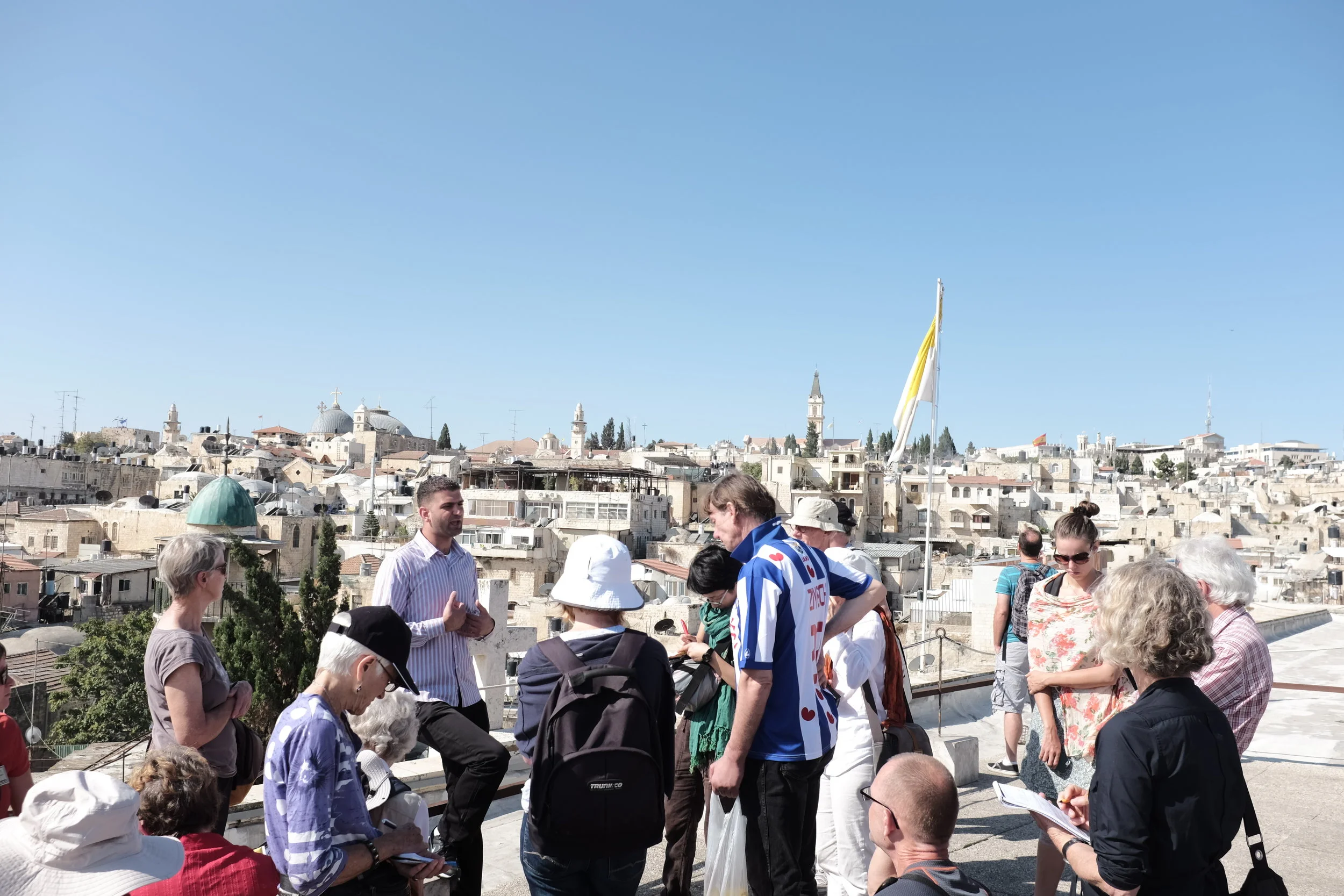 Palestijnse gids uit Jeruzalem vertelt tijdens de Plukreis over de beperkingen voor Palestijnen in de stad