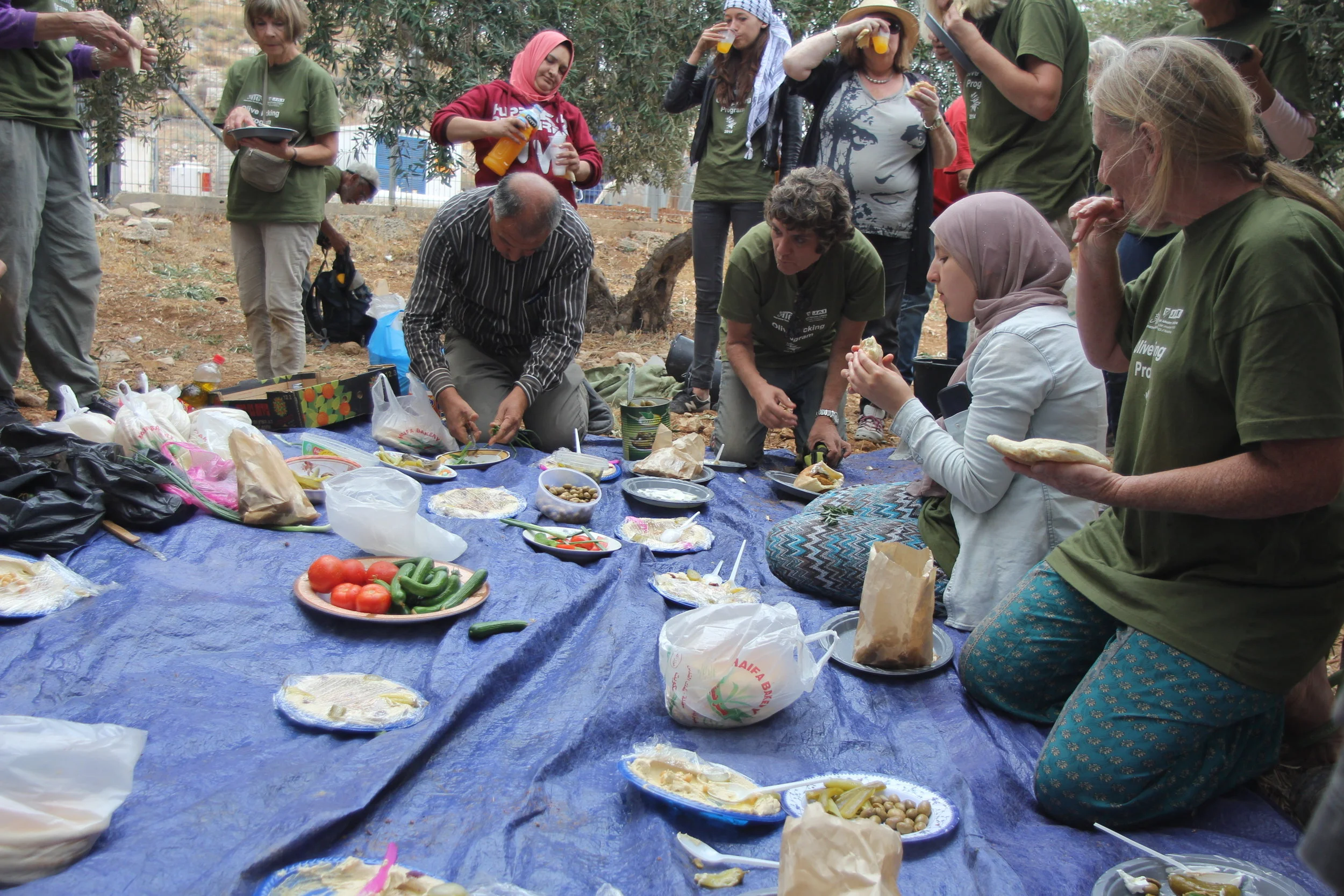 Na het plukken of planten samen met de Palestijnse familie lunchen op het land