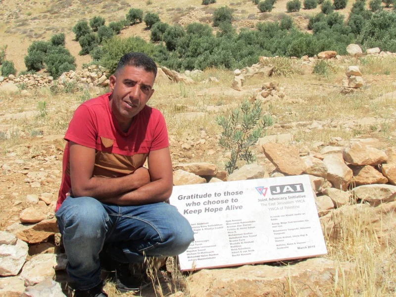 Anwer Hussain Ghazal (34) uit Keisan werd gesteund met 50 gesponsorde olijfbomen, waarvan 20 door Naima