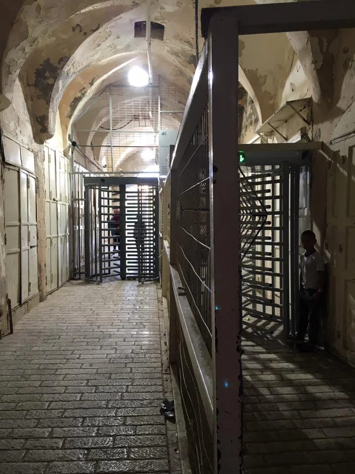 Hebron - Checkpoints om bij Al Ibrahimi moskee te komen.jpg