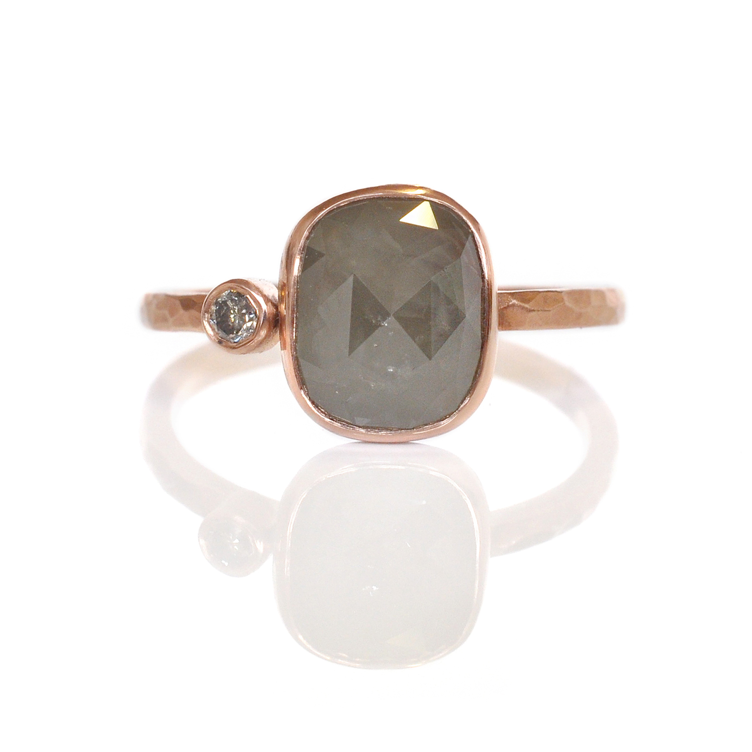 R2s0019-2-stone-graycushionRCdia-14kp-chaDia-1.5-ham.jpg