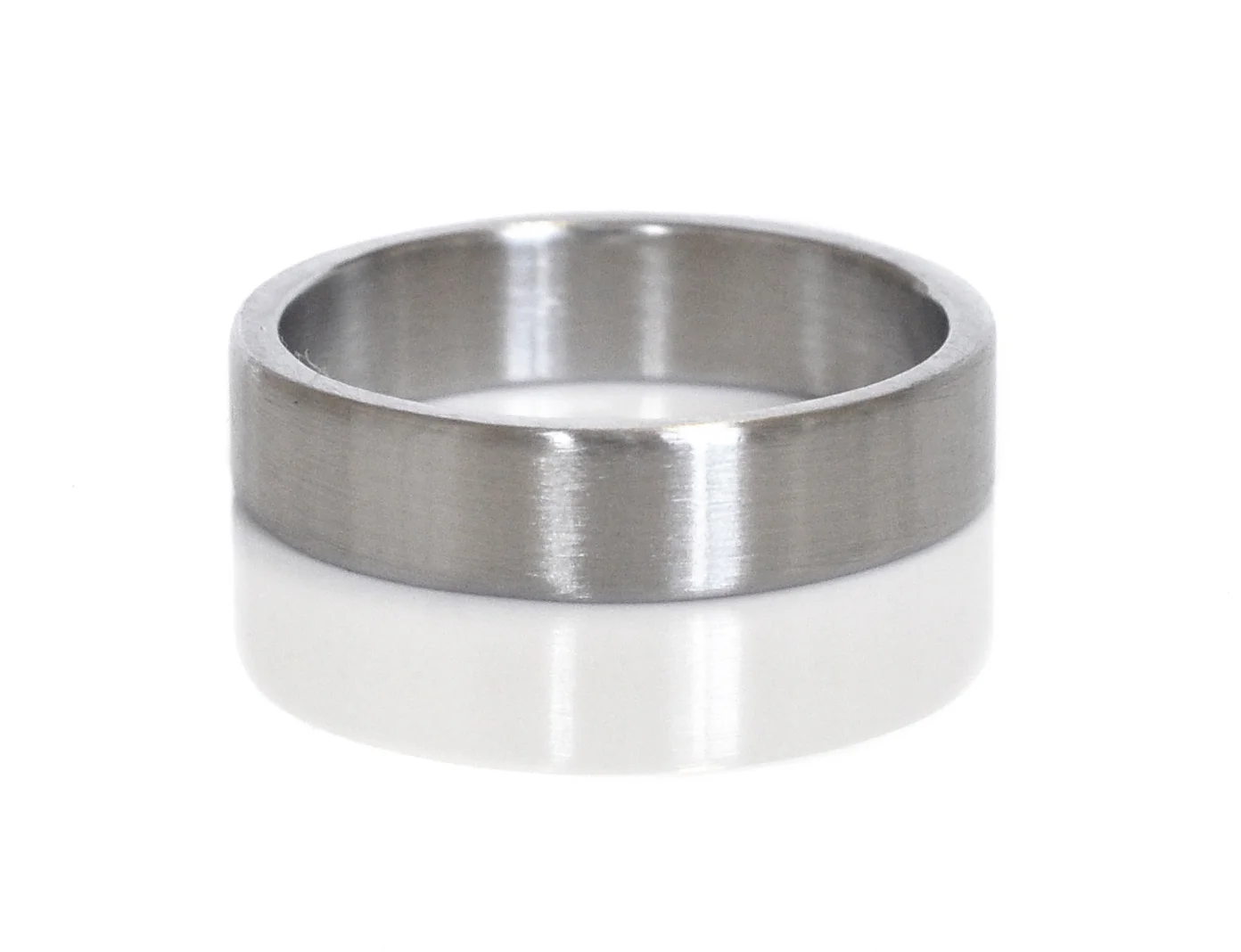 Lucas chose a simple satin band in 950 palladium with rounded edges to match with Stacy.