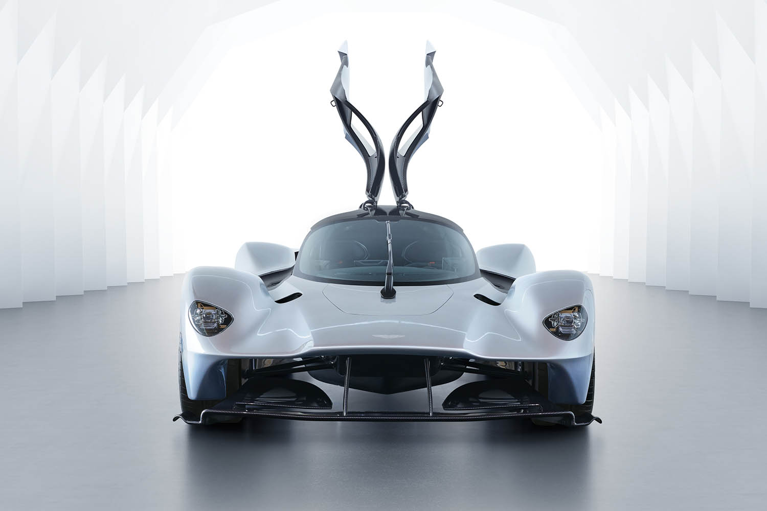 Aston_Martin_Valkyrie_02.jpg