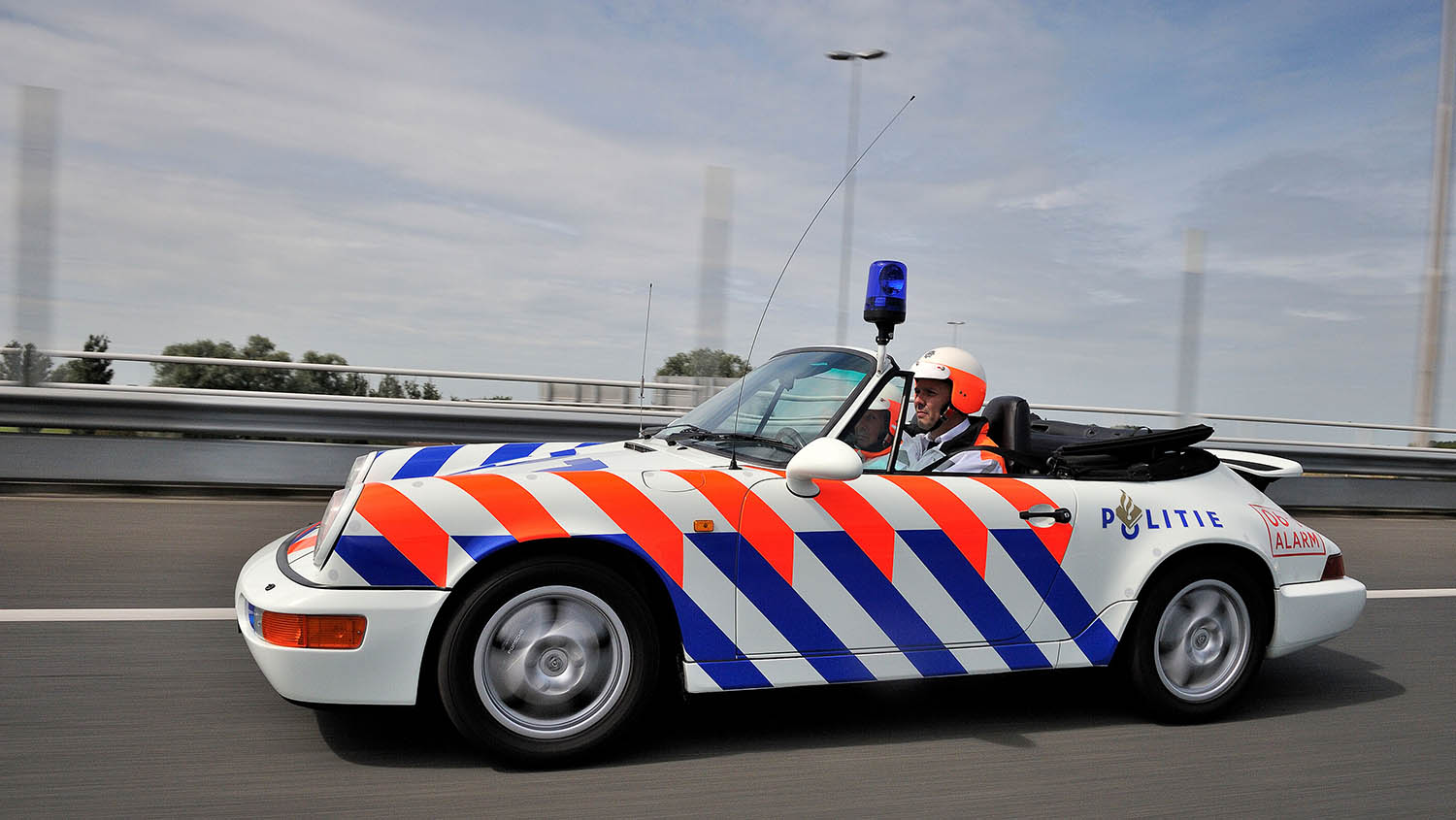 1209127_964_cabriolet_rijkspolitie_police_netherlands_2012_porsche_ag.jpg