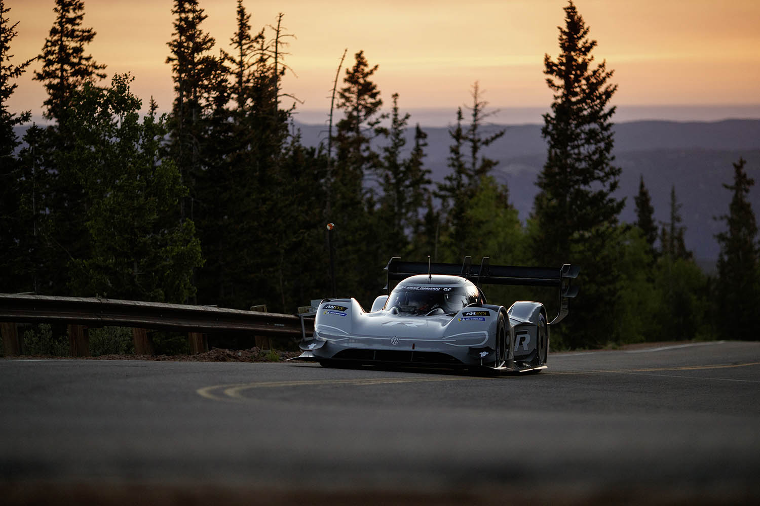 Volkswagen_I._D._R_Pikes_Peak_sets_fastest_time_in_qualifying-Large-8460.jpg