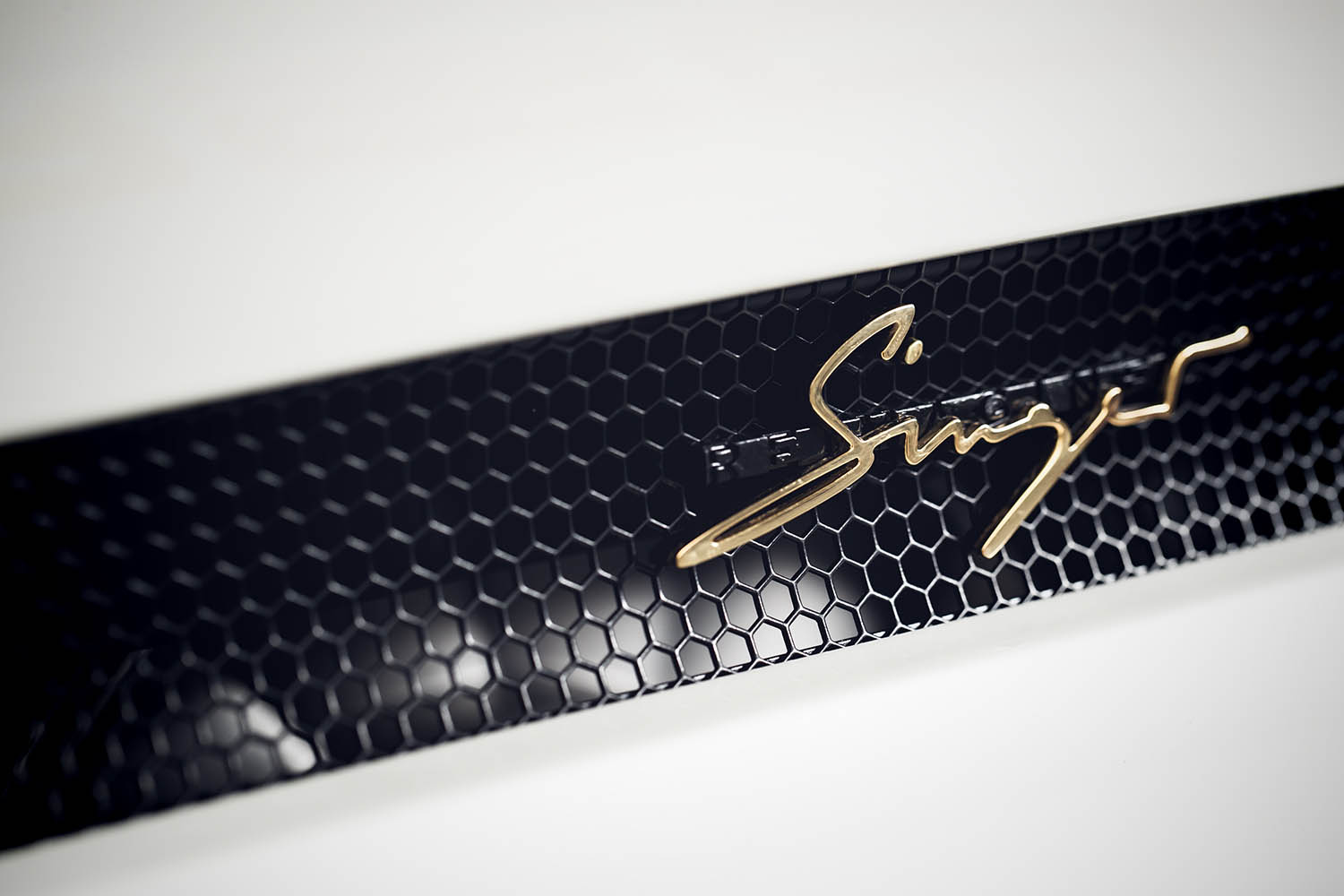 Singer DLS Details Studio_023.jpg