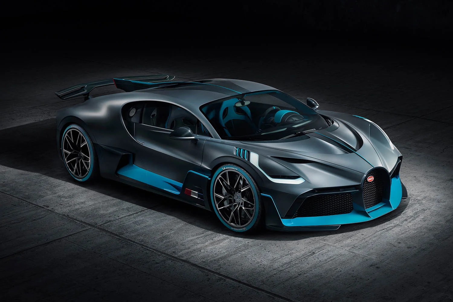 01_Bugatti-Divo_F34-elev.jpg