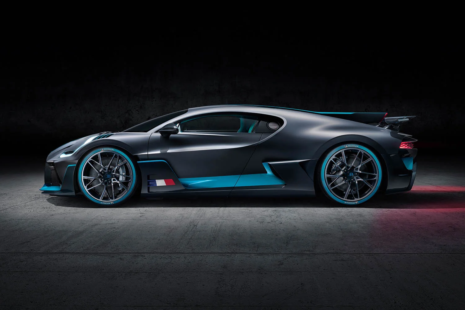 07_Bugatti-Divo_Side.jpg