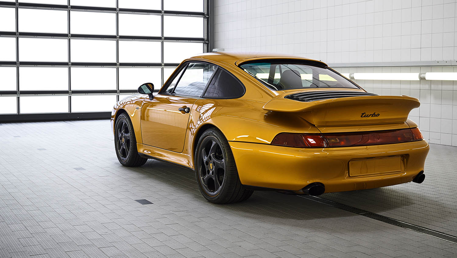 2018-Porsche-911-Turbo--Classic-Series-Project-Gold-_1.jpg