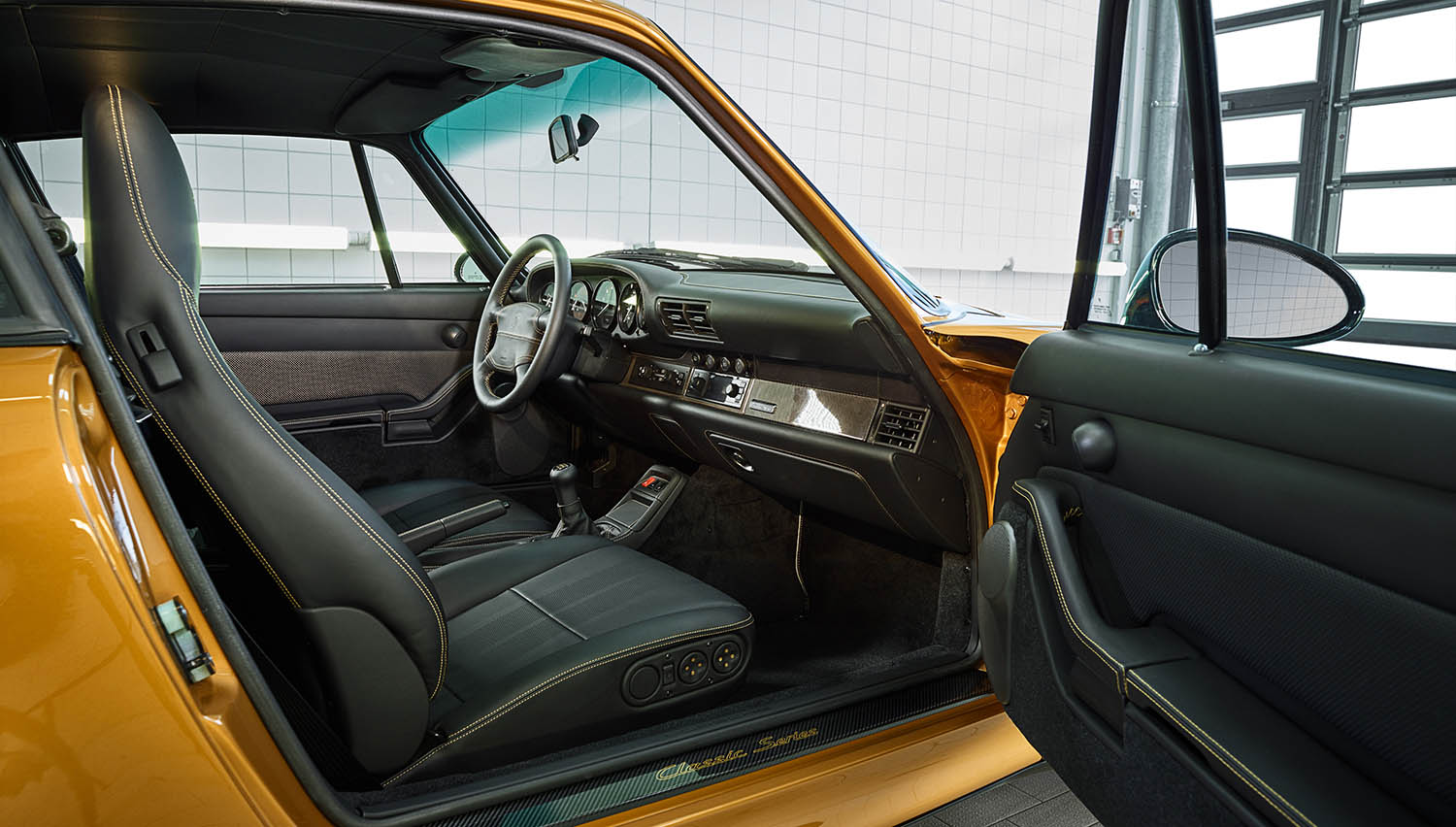 2018-Porsche-911-Turbo--Classic-Series-Project-Gold-_3.jpg