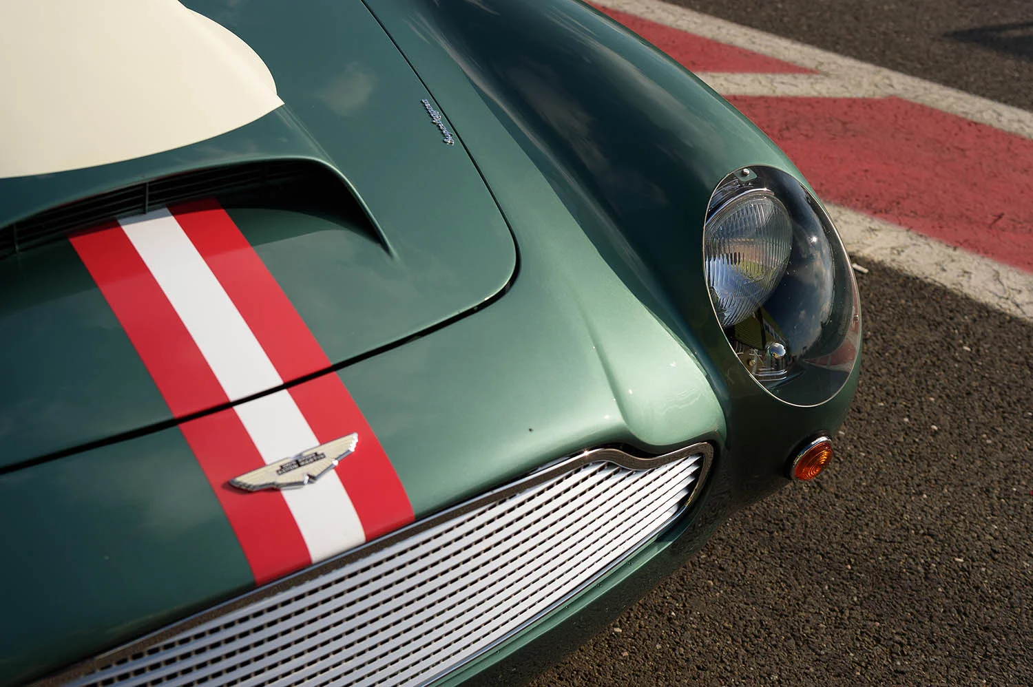 Aston_Martin_DB4_GT_Continuation_36_36414.jpg