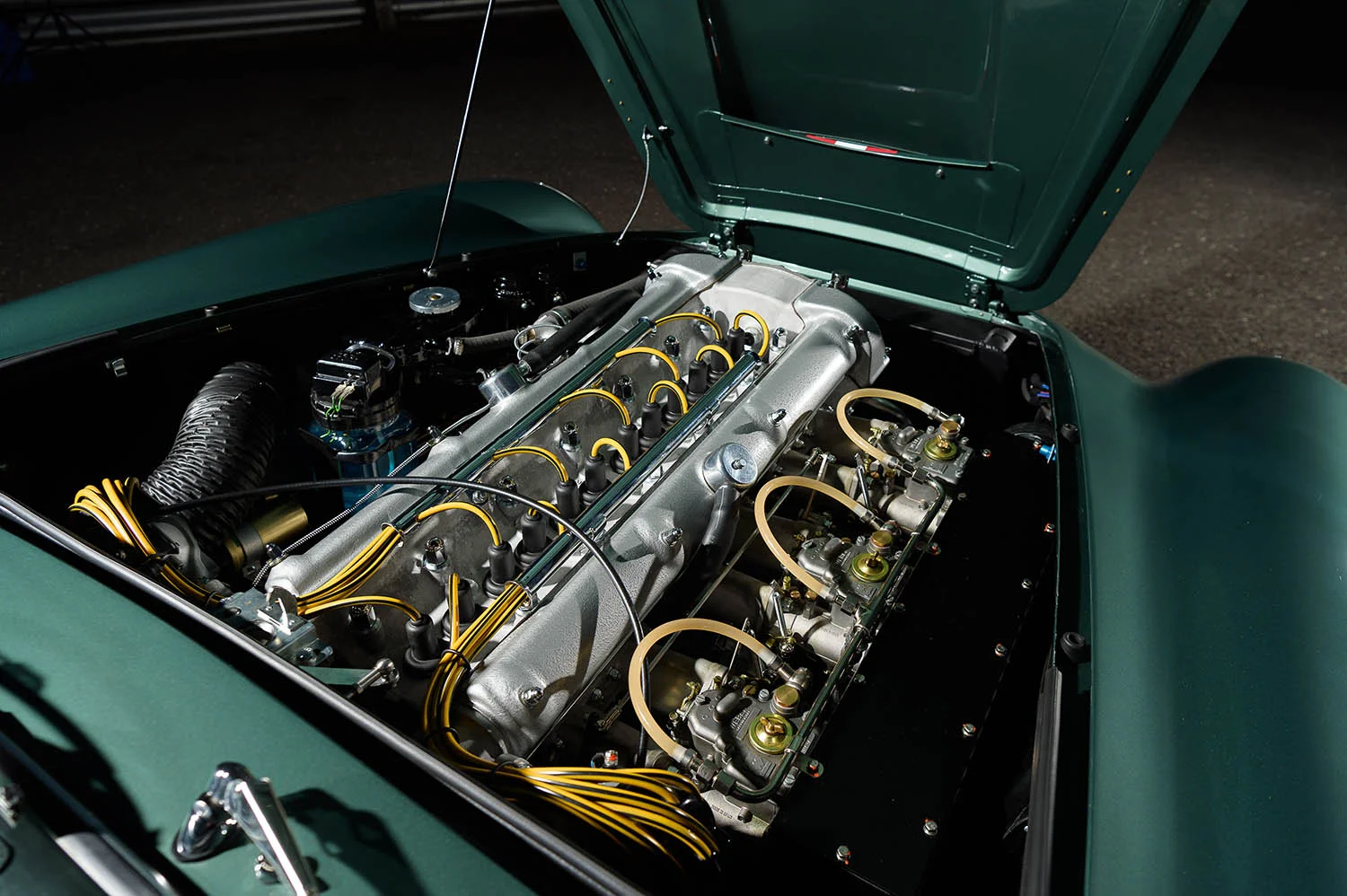 Aston_Martin_DB4_GT_Continuation_44_36422.jpg