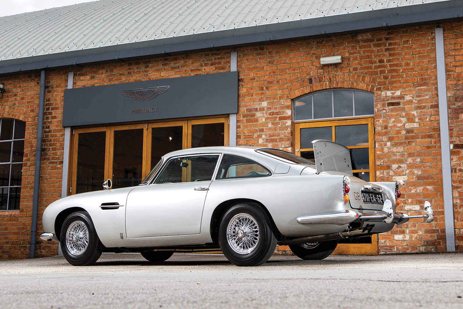 1965-Aston-Martin-DB5--Bond-Car-_1.jpg