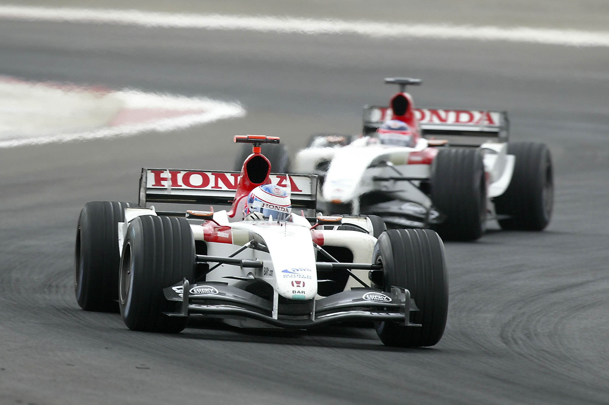 JensonButtonleadsTakumaSatoatBahrain2004.jpg