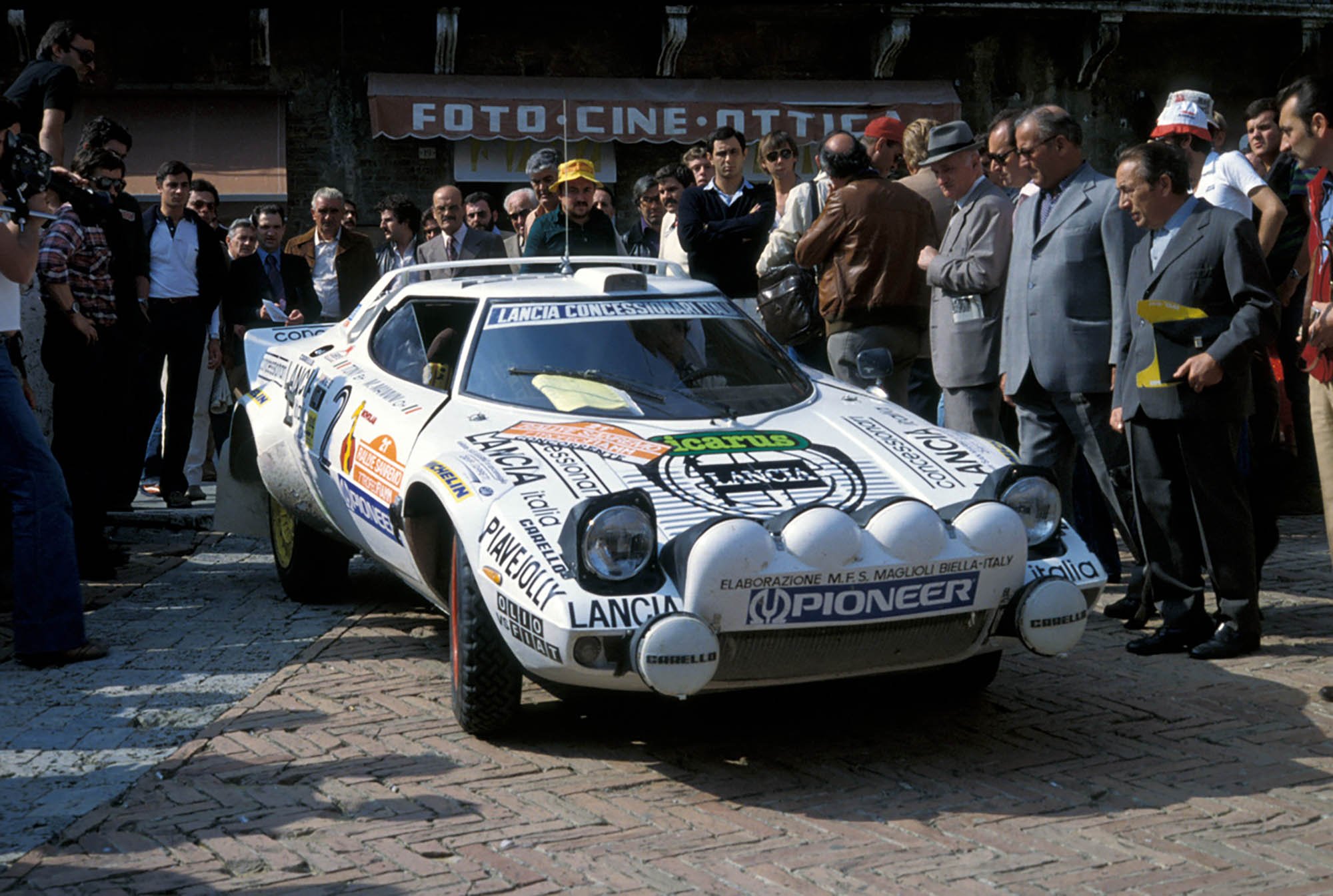 2-Sanremo-21st-1979-TO-M54374-C-FASSINA-Tony-Toni-MANNINI-Mauro-White-Concessionari-Lancia-Italia-1st-DEPART-04-Kopie.jpg