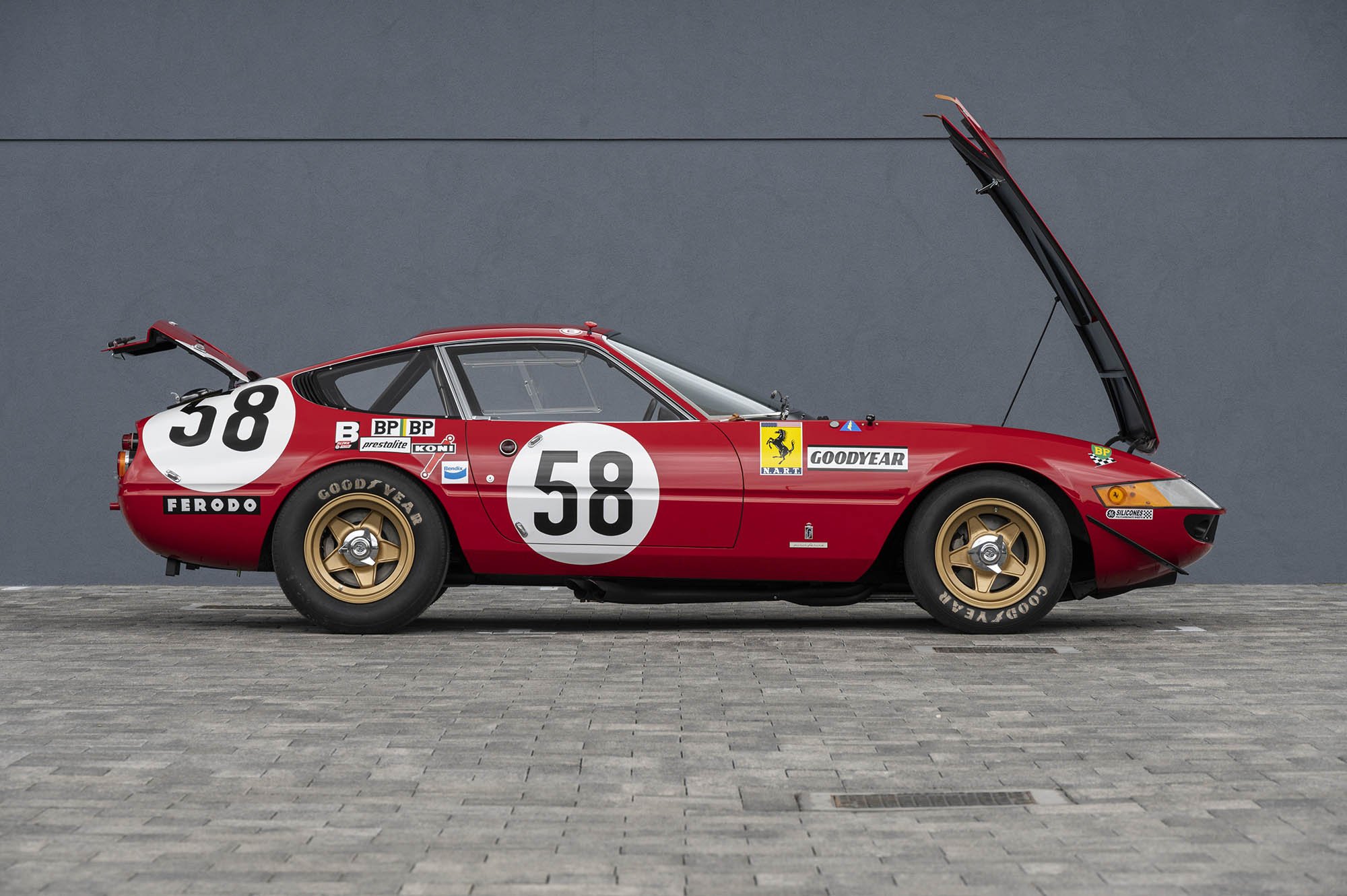 1969-Ferrari-365-GTB_4-Daytona-Competizione1370964_.jpg